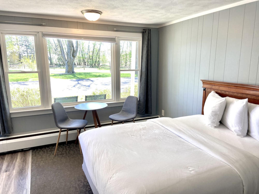 Elk Rapids Lakeshore Inn - photo 4