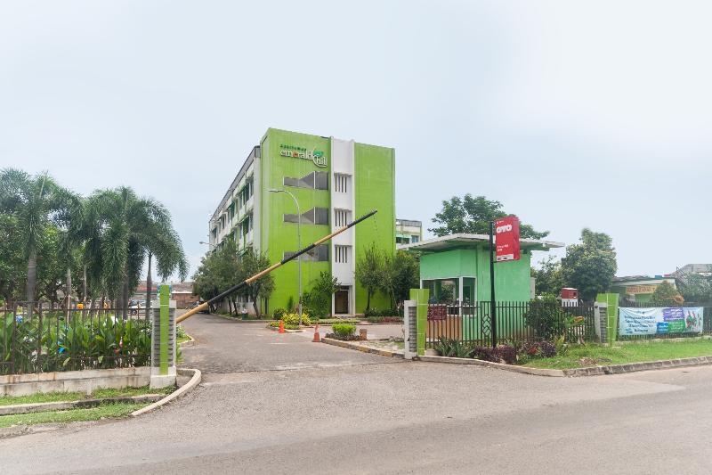 Oyo 3146 Emerald Hill in Karawang, Indonesia