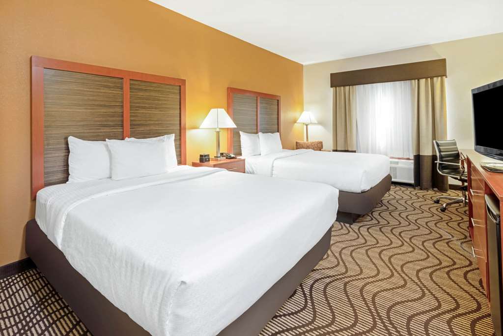 La Quinta Inn & Suites by Wyndham Midwest City Tinker AFB - photo 10