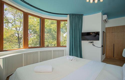 Panoramic Studio Apt in Tbilisi Center By Wehost