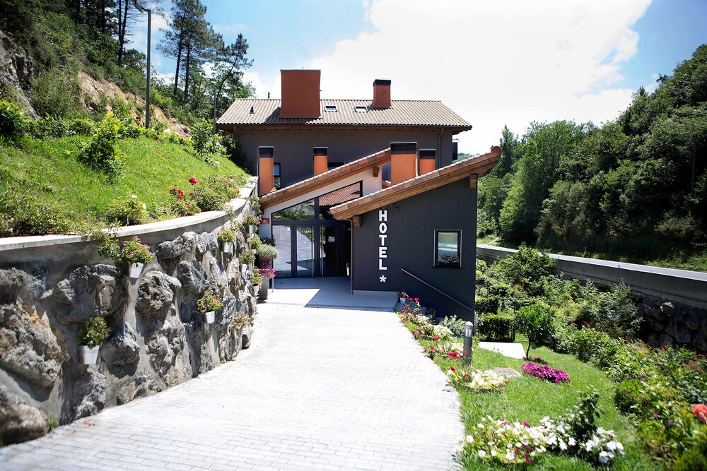 Hotel Boutique Txanka Erreka Parking Incluido — hotel in Orio
