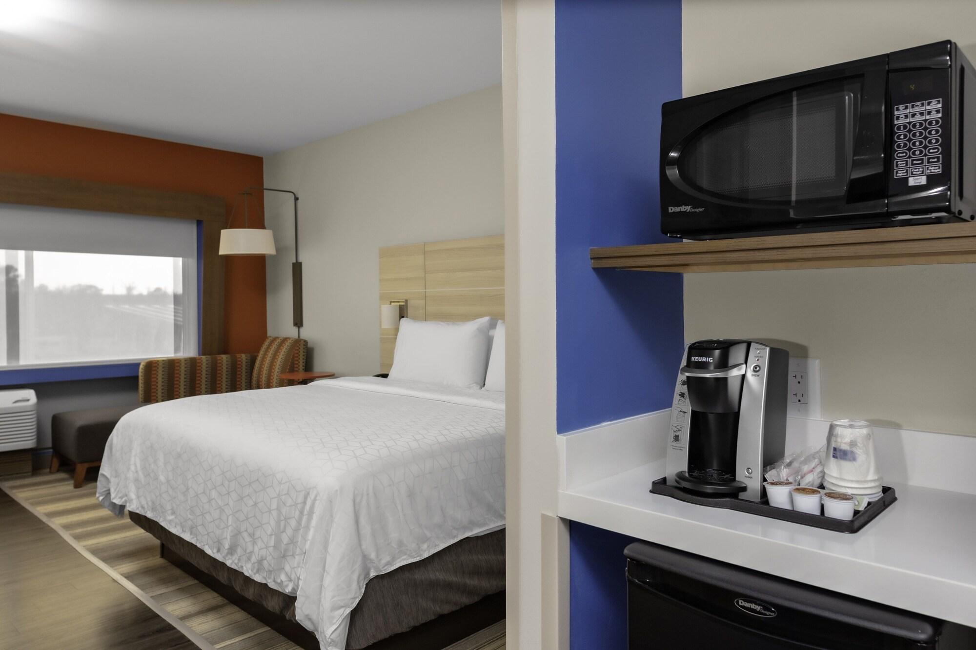 Holiday Inn Express & Suites Wilmington West Medical Park by IHG - photo 3