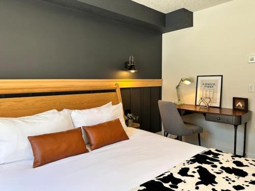 W118 NEW Central Canmore Light Industrial Hotel Room in Canmore, Canada