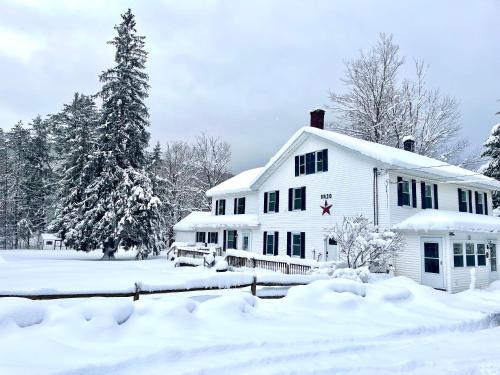 Berkshire Retreat Grand Home with Hot Tub and Large Yard 5 mins from Jiminy Peak — 4-Star Luxury Hotel in Hancock, United States