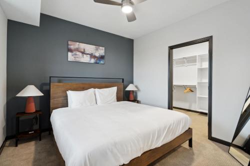 CozySuites Mass with parking lounge & roof deck #33 — 4-Star Luxury Hotel in Indianapolis, United States