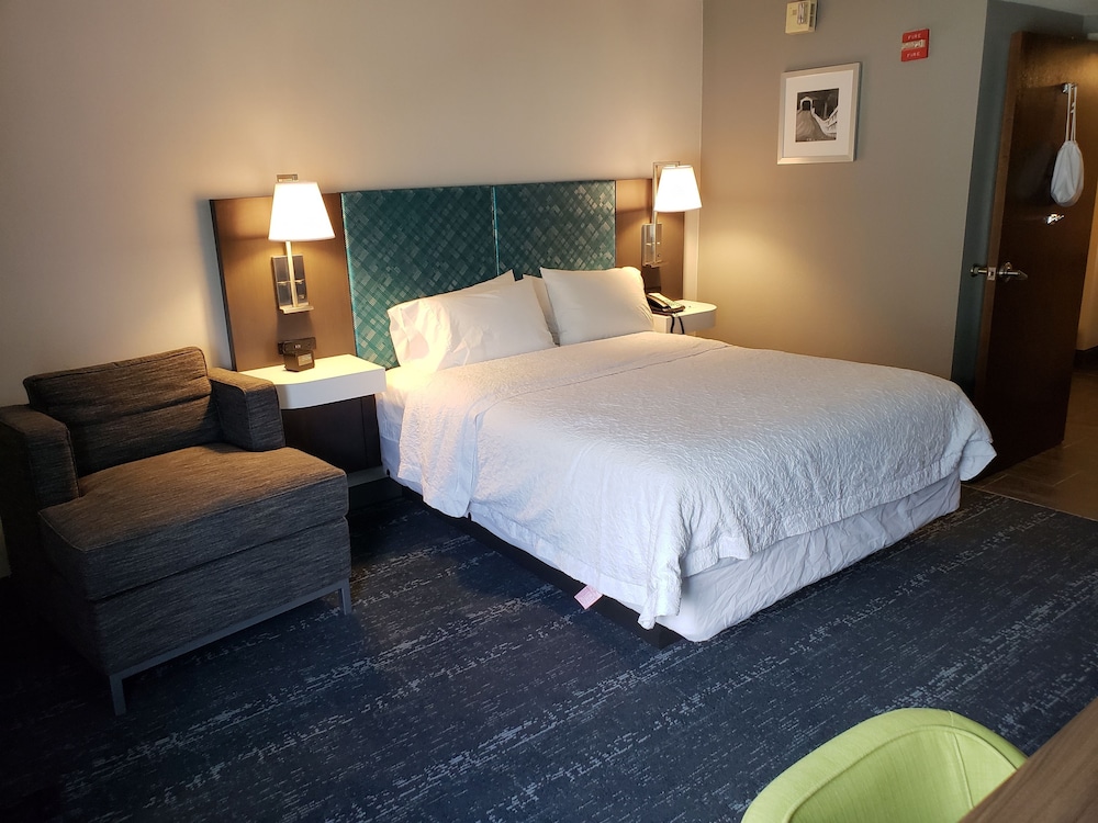 Hampton Inn & Suites Newtown - photo 28