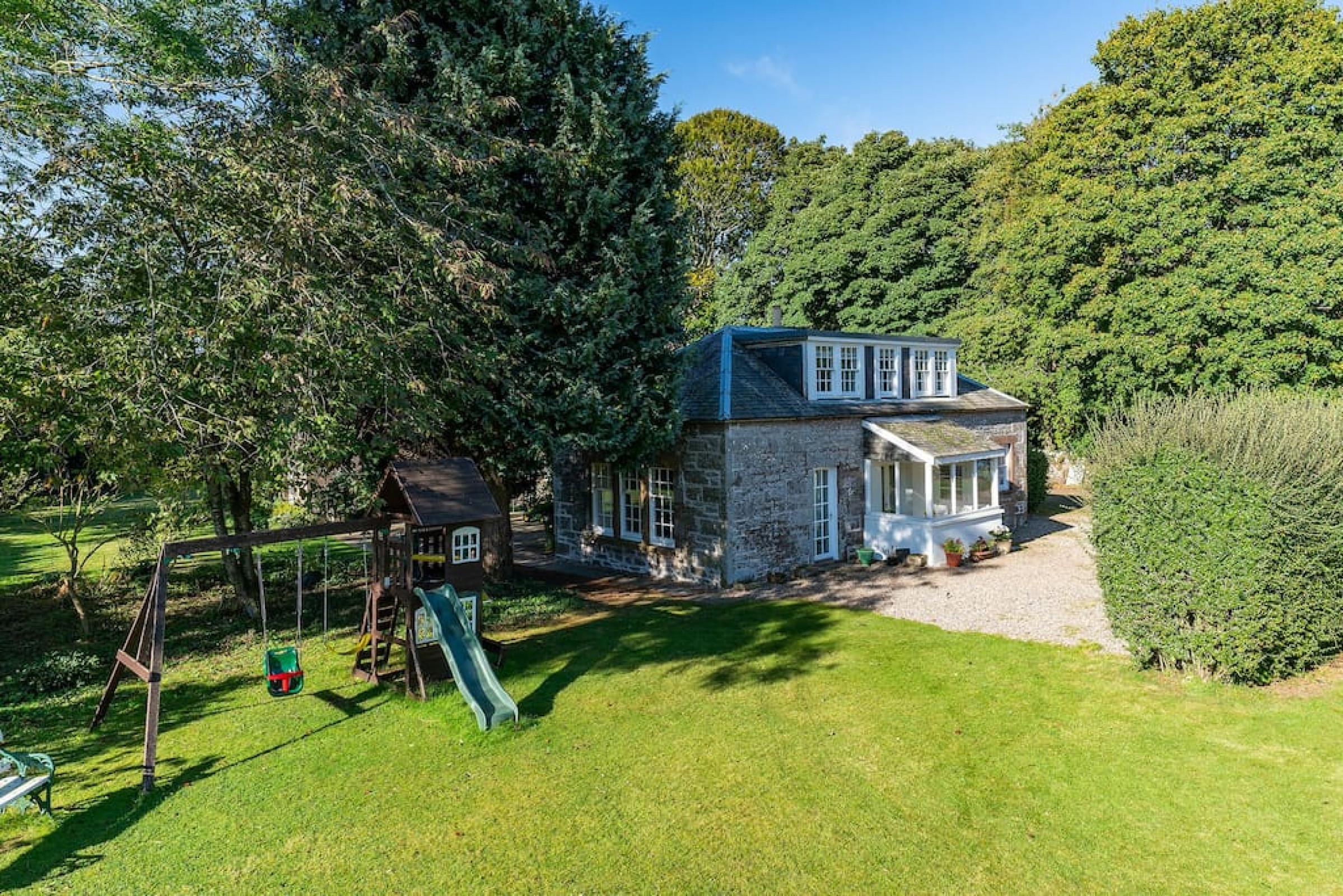 Kirkgate Cottage — 4-Star Luxury Hotel in Forfar, United Kingdom