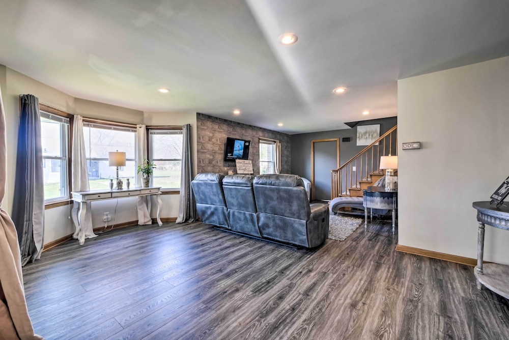 Spacious Family Friendly Home In Massillon 17947036 — Massillon