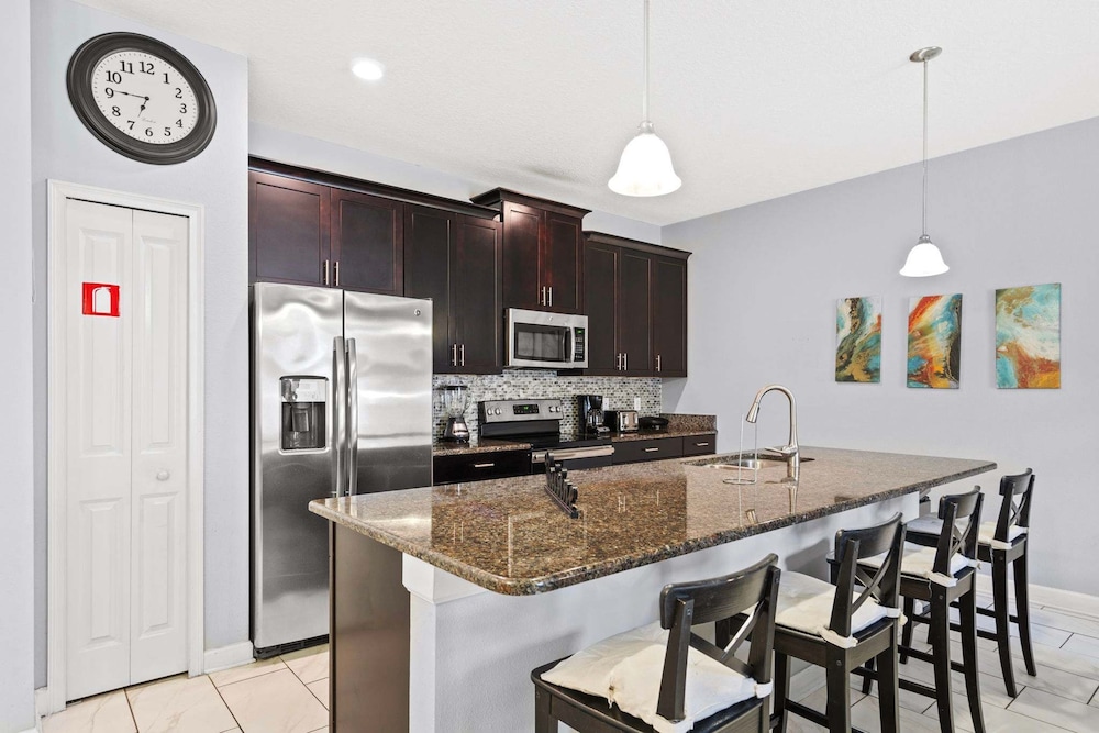 Spacious 4BR Townhome With Pool at Storey Lake - photo 13