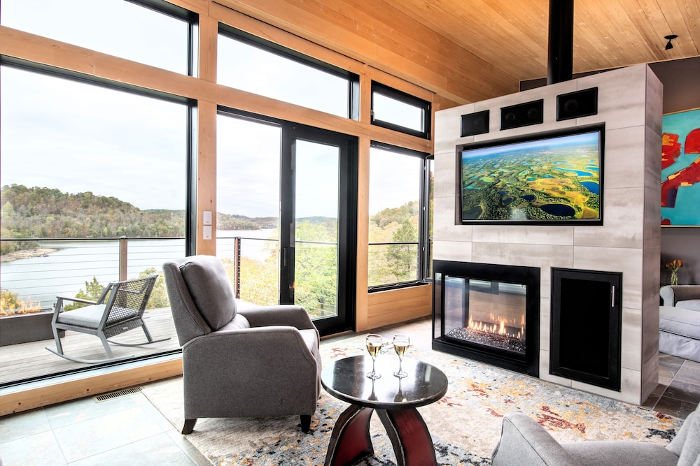 Beaver Lakefront Cabins Couples Only Getaways — 4-Star Luxury Hotel in Eureka Springs, United States