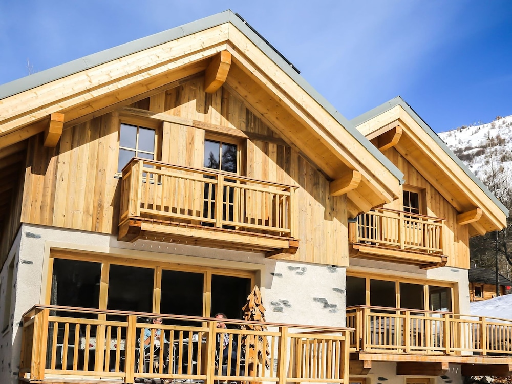 Cottage in Valloire With Ski storage — 4-Star Luxury Hotel in Valloire, France