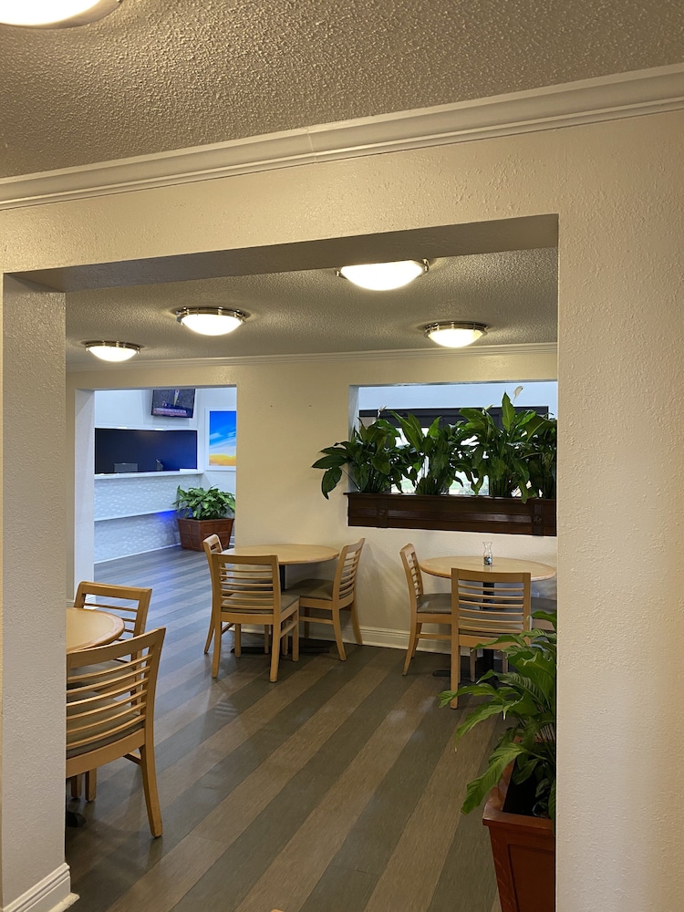 Days Inn & Suites by Wyndham Mobile - photo 20