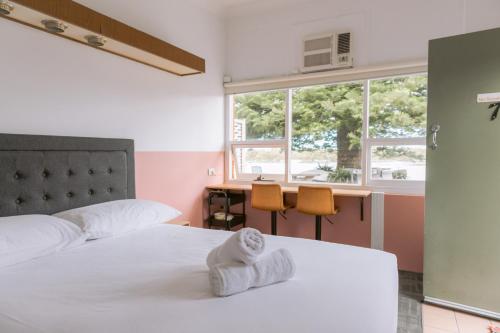Black Swan Waterfront Motel Not Suitable for Children - carbon neutral hotel in Swansea