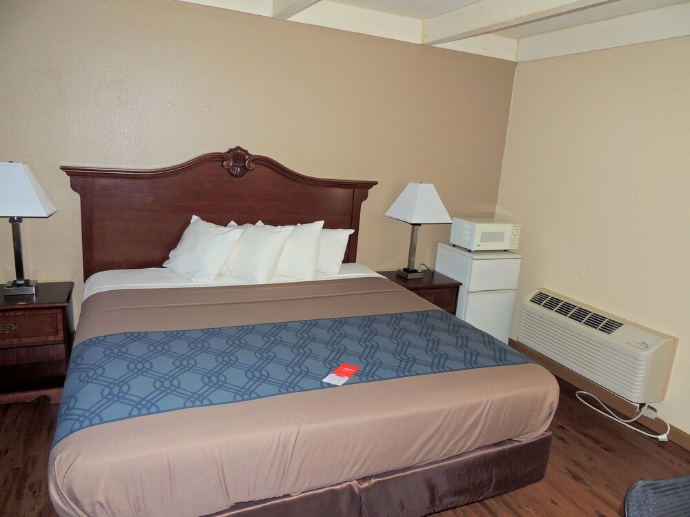 Econo Lodge Wickliffe Cleveland East - photo 11