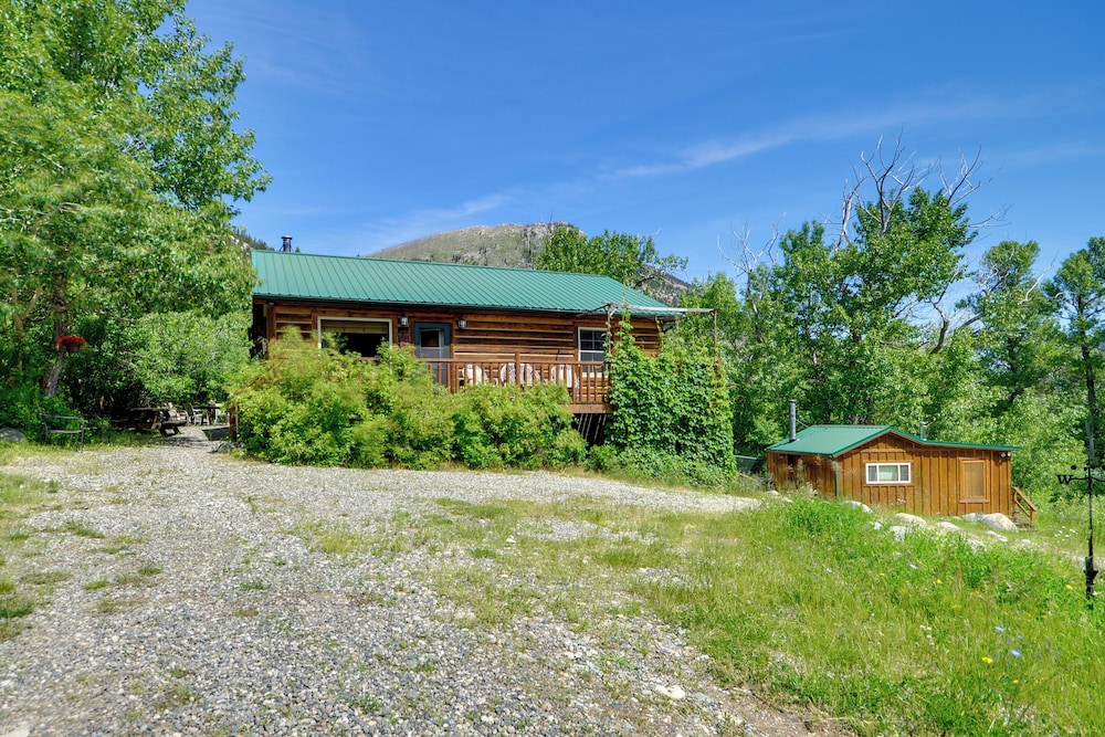 Fish Hike Views Boulder Beauty Gils Cabin — 4-Star Luxury Hotel in Livingston, United States