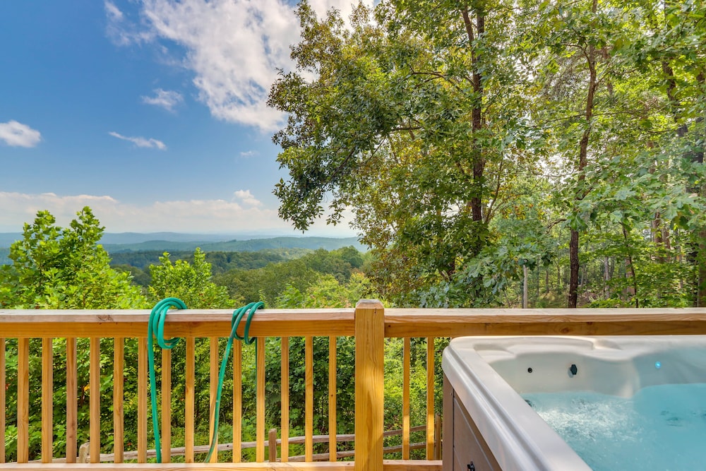 Scenic Talking Rock Creek Resort Home w Hot Tub — hotel in Ranger