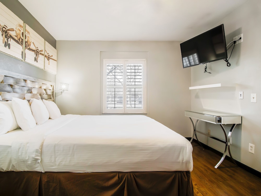 Lions Gate Hotel - photo 12