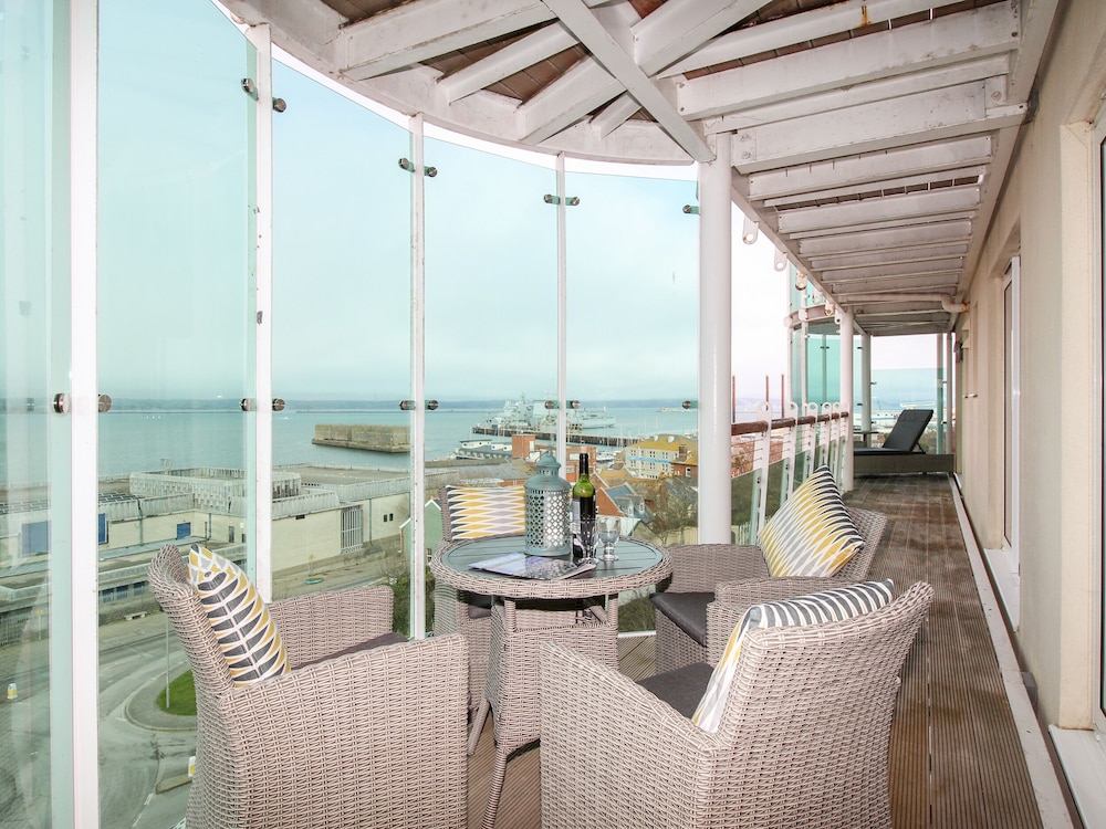 Bear's Apartment — 4-Star Luxury Hotel in Portland, United Kingdom
