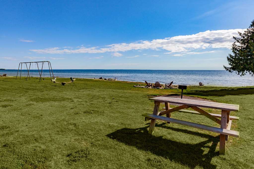 Days Inn & Suites by Wyndham St. Ignace Lakefront - photo 7