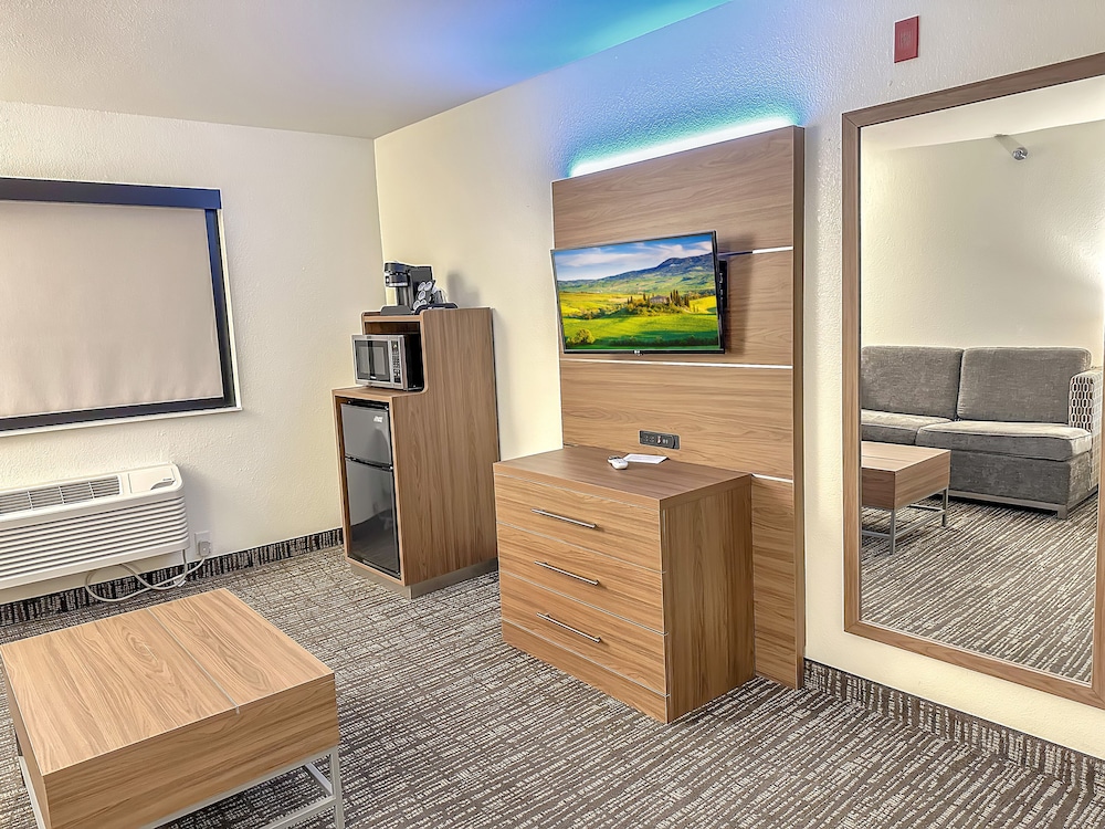 Estherville Hotel & Suites - photo 28