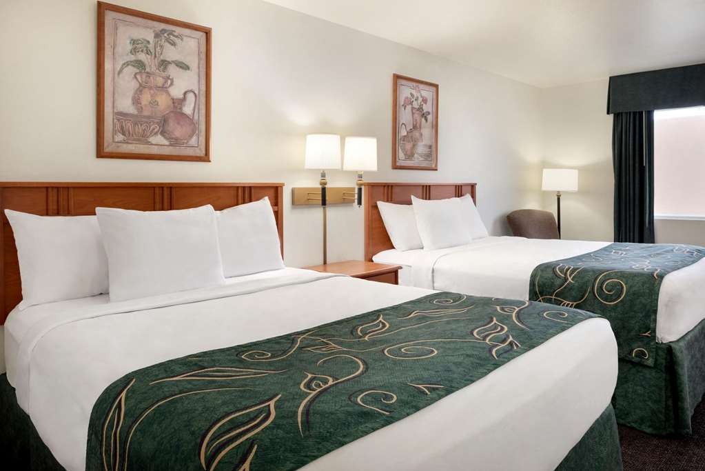 Travelodge by Wyndham Clinton Valley West Court - photo 10