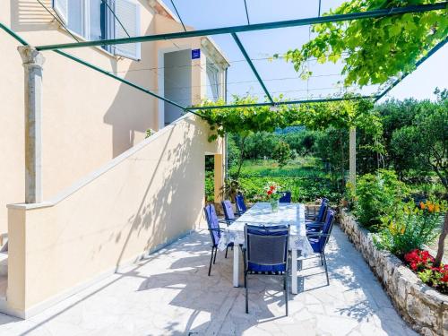 Apartment & Rooms Ma din One Bedroom Apartment with Balcony and Sea View — 4-Star Luxury Hotel in Slano, Croatia