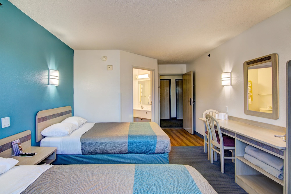 Econo Lodge Menomonie - photo 32
