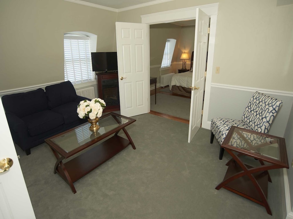 Bellevue Manor - photo 36