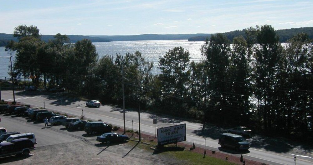 Greshams Lake View Motel - photo 10
