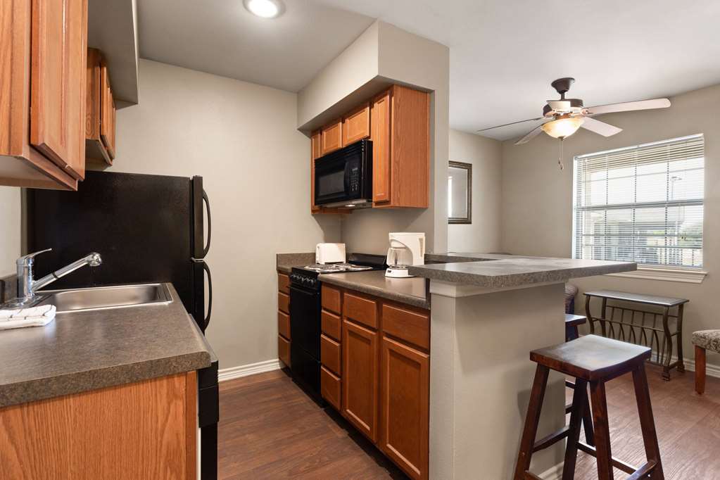 Eagle's Den Suites Cotulla a Travelodge by Wyndham - photo 13
