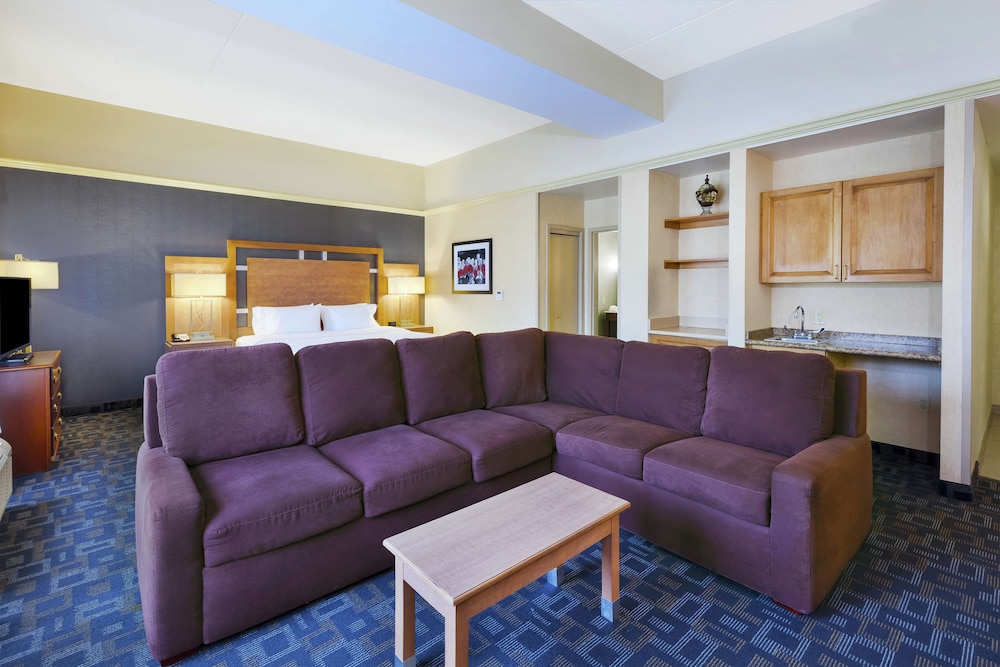 Hampton Inn Clinton - photo 16