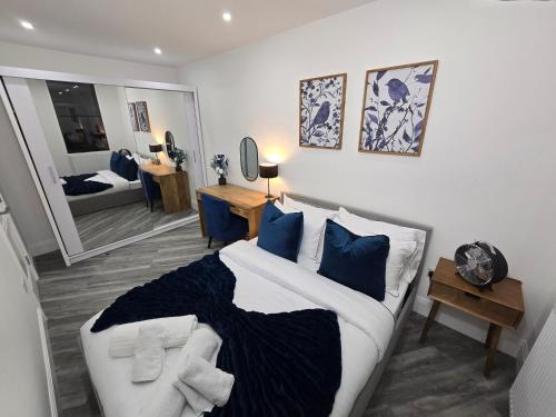 Abbey Corner by Nivaas 3 Located in the heart of the city centre 5 minute walk to train station 20 minutes to London via train