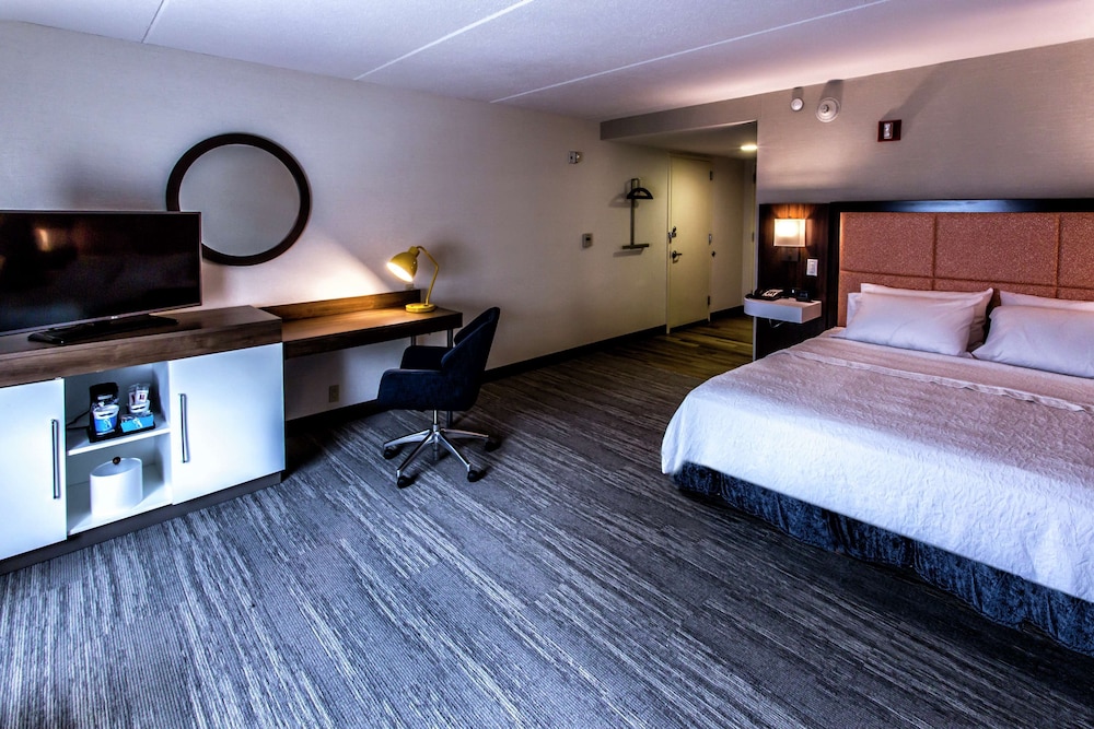 Hampton Inn & Suites Staten Island - photo 25