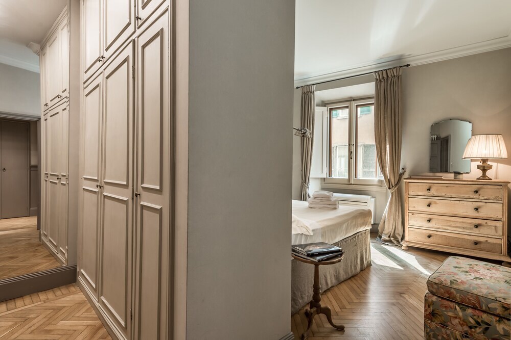 Luxury River View — 4-Star Luxury Hotel in Florence, Italy