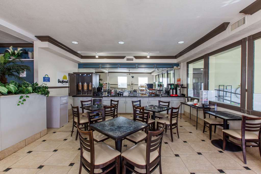 Days Inn & Suites by Wyndham Webster NASA ClearLake Houston - photo 28