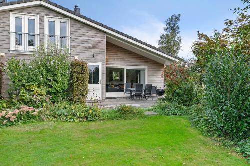 Huis Mosk heeft grote tuin op het zuiden en nabij meer — hotel in Grou