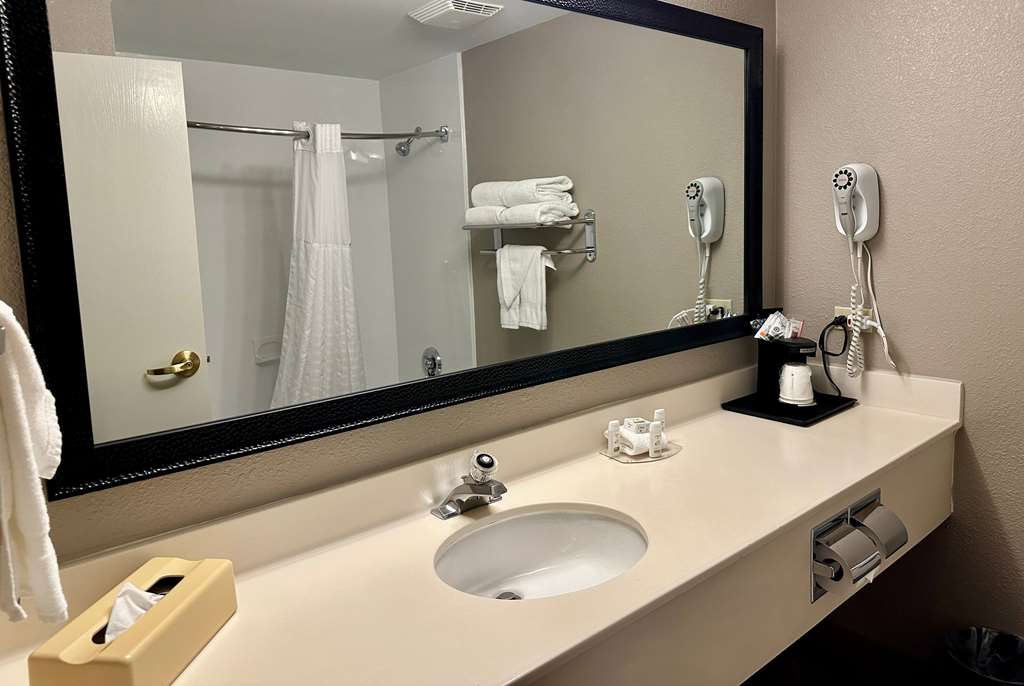 La Quinta Inn & Suites by Wyndham Bannockburn Deerfield - photo 21