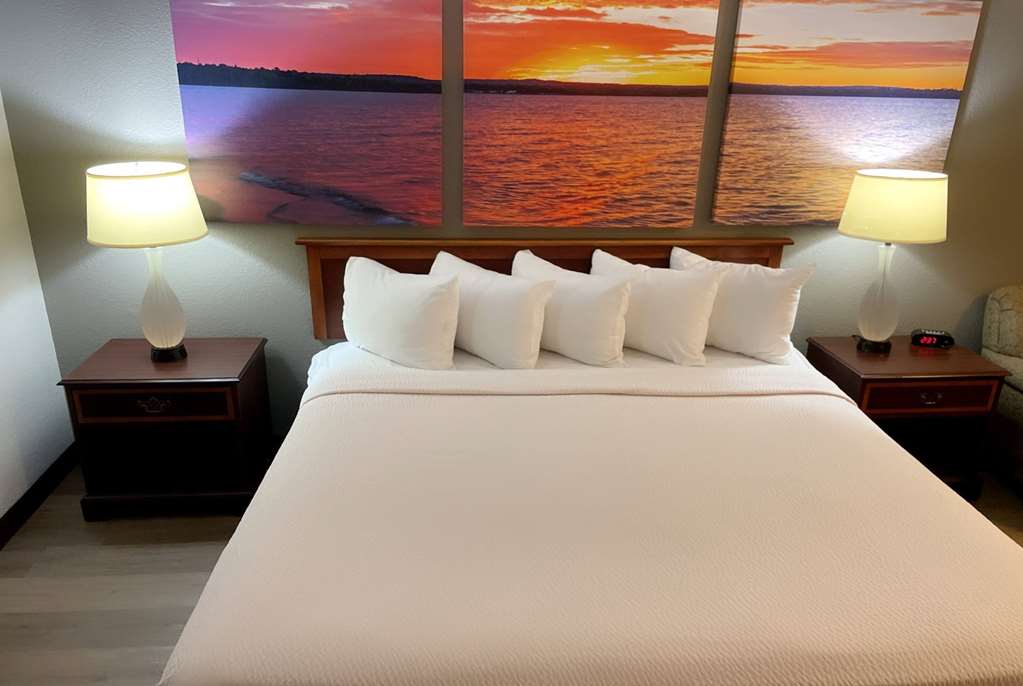 Days Inn & Suites by Wyndham Stevens Point - photo 13