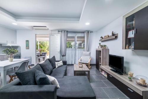 Villa Iceberg Mini — 4-Star Luxury Hotel in Alimos, Greece