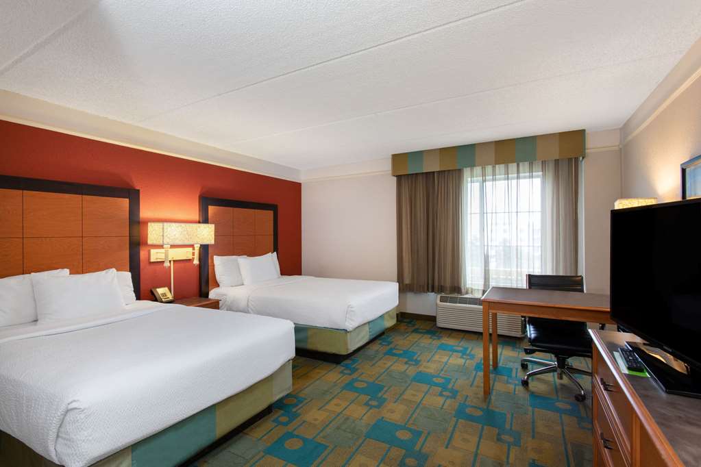 La Quinta Inn & Suites by Wyndham Jacksonville Butler Blvd - photo 12
