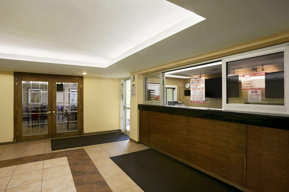 Travelodge by Wyndham Lansing IL - photo 2
