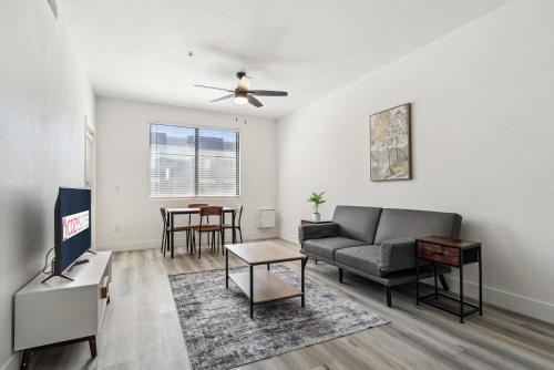 CozySuites in Glendale Westgate with pool 11 — 4-Star Luxury Hotel in Glendale, United States