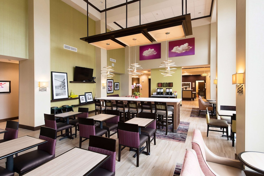 Hampton Inn & Suites Fayetteville - photo 2