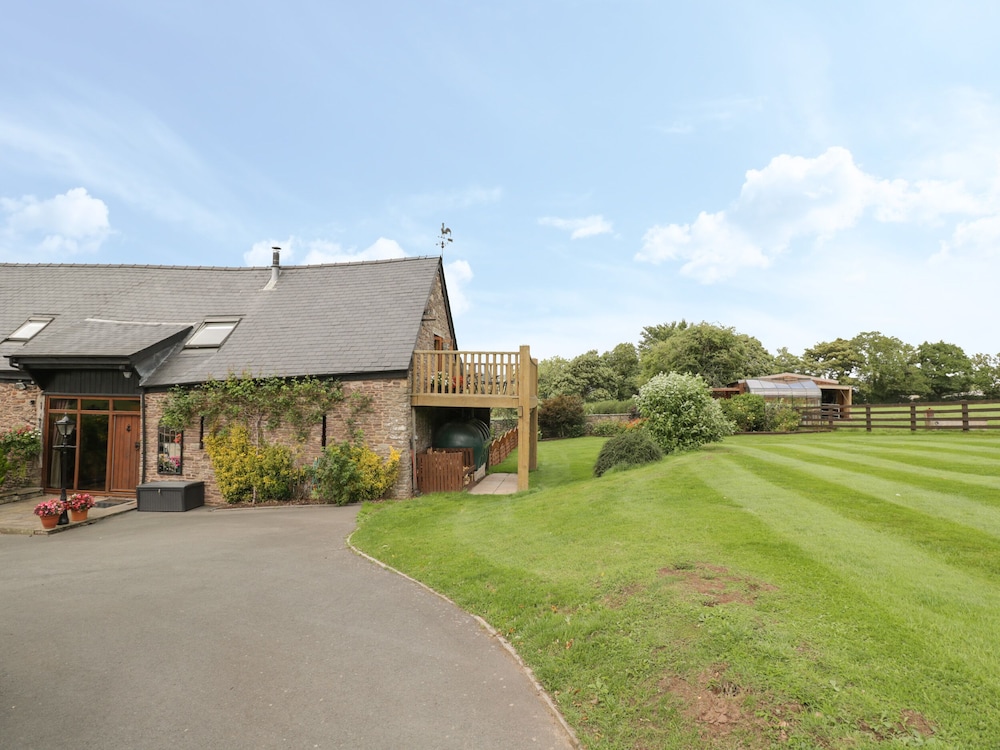 Pentre Barn - carbon neutral hotel in Abergavenny