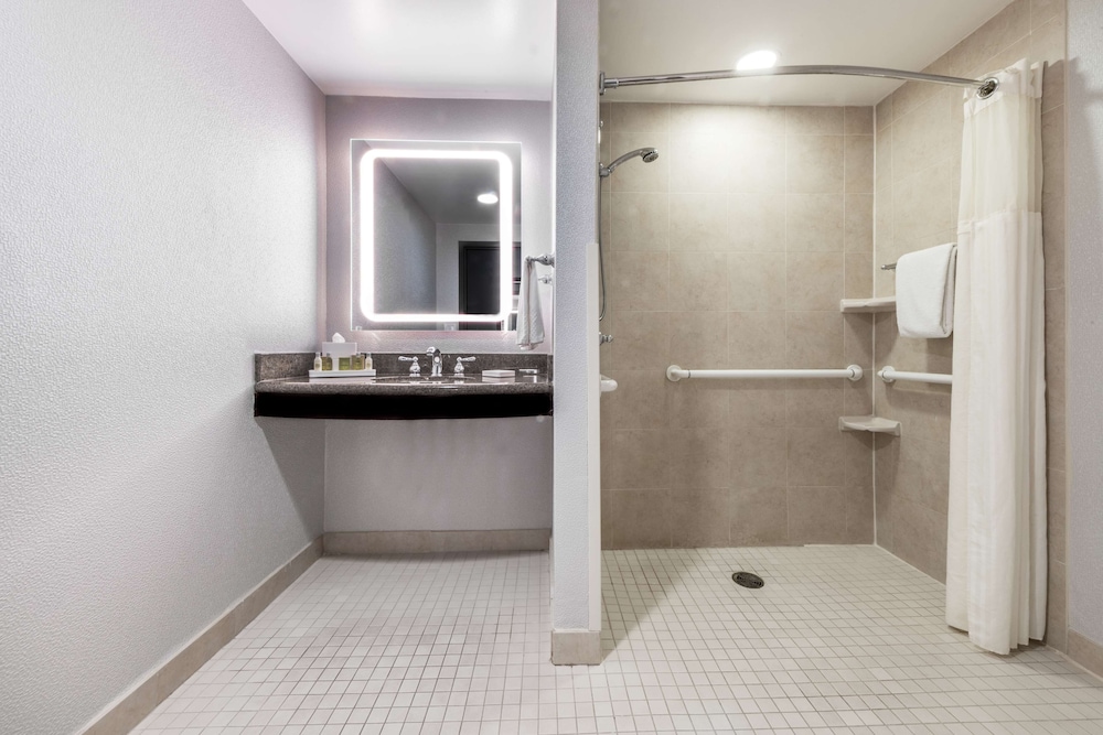 DoubleTree by Hilton Newark Penn Station - photo 27
