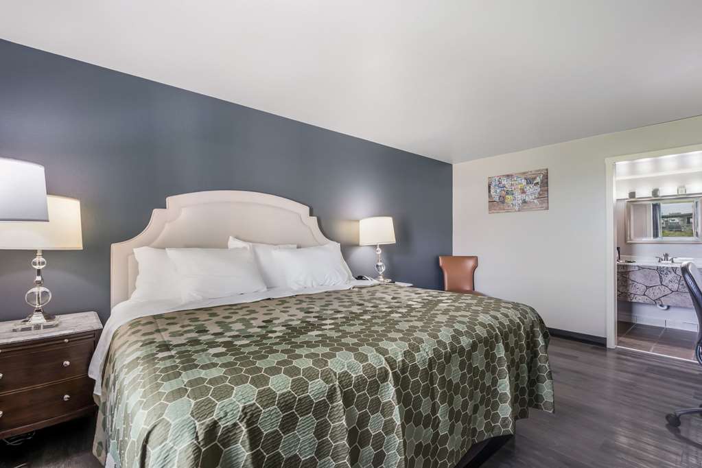 Econo Lodge Neenah - photo 11