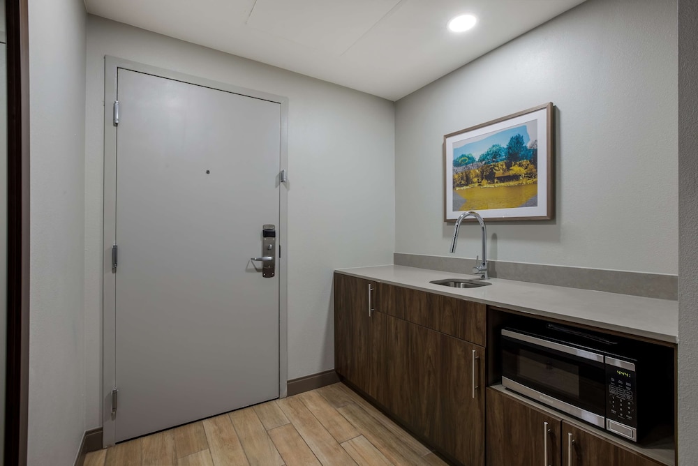 Hampton Inn Linden - photo 19