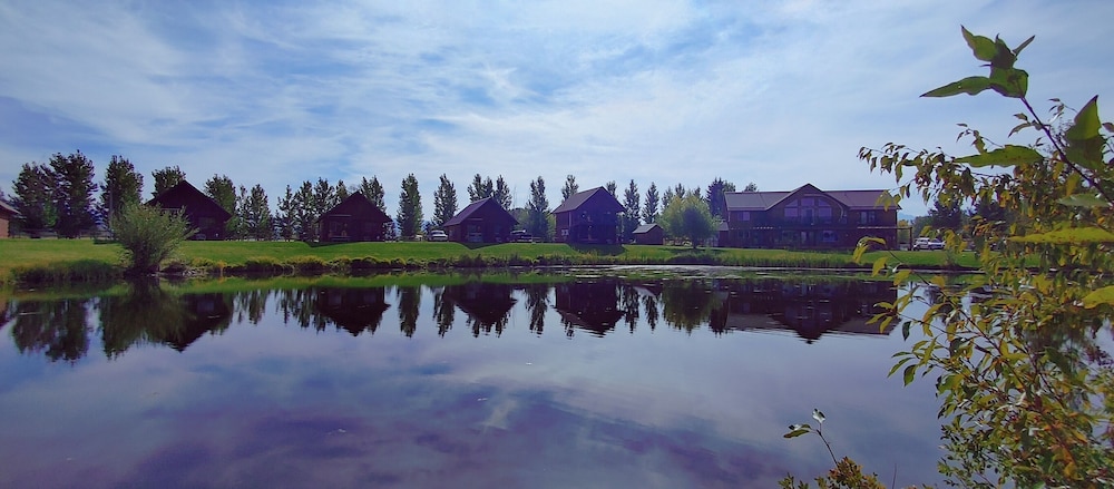 SkyWater Cabins — 4-Star Luxury Hotel in Hamilton, United States