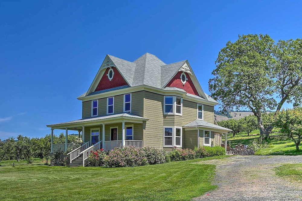 'storybook Glade Historical Homestead w Views — hotel in Hood River