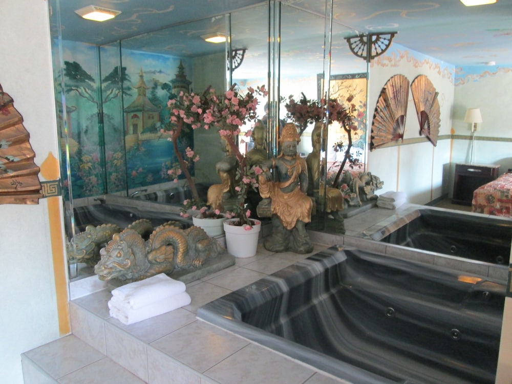 Delux Inn & Suites - photo 14